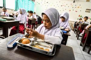 Pendistribusian makanan bergizi gratis di SDN 15