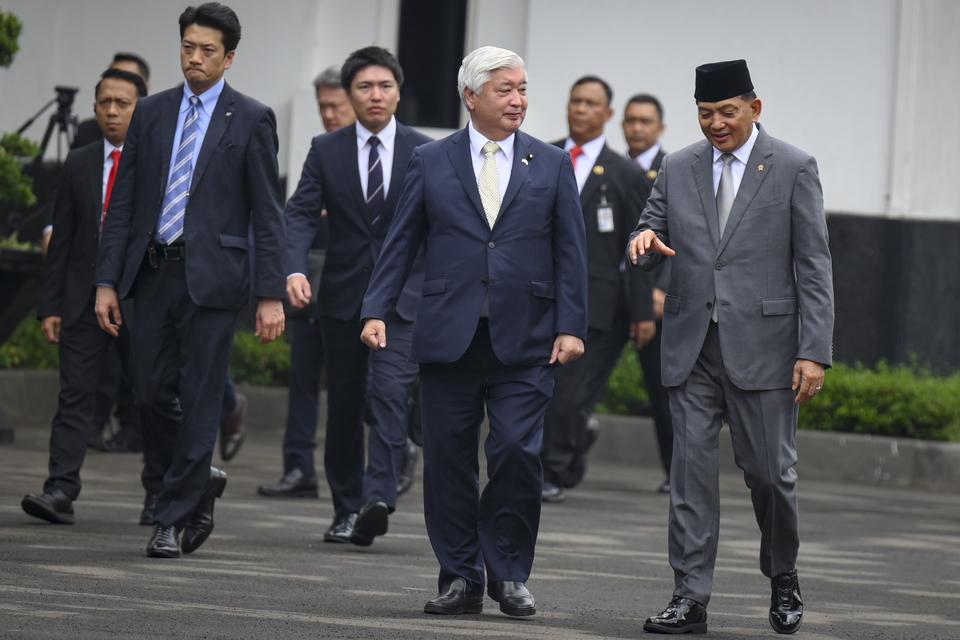 Menteri Pertahanan Sjafrie Sjamsoeddin (kanan) menyambut kedatangan Menteri Pertahanan Jepang Gen Nakatani (kedua kanan) di Gedung Kementerian Pertahanan, Jakarta, Selasa (7/1/2025). 