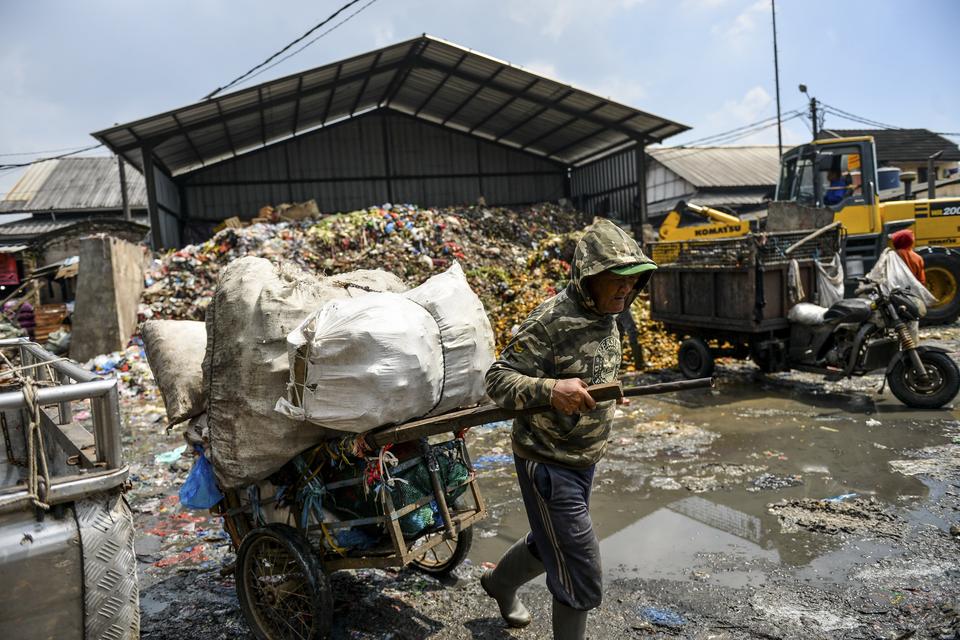 KLH Segel TPS Pasar Caringin Bandung Usai Terima Aduan Masyarakat