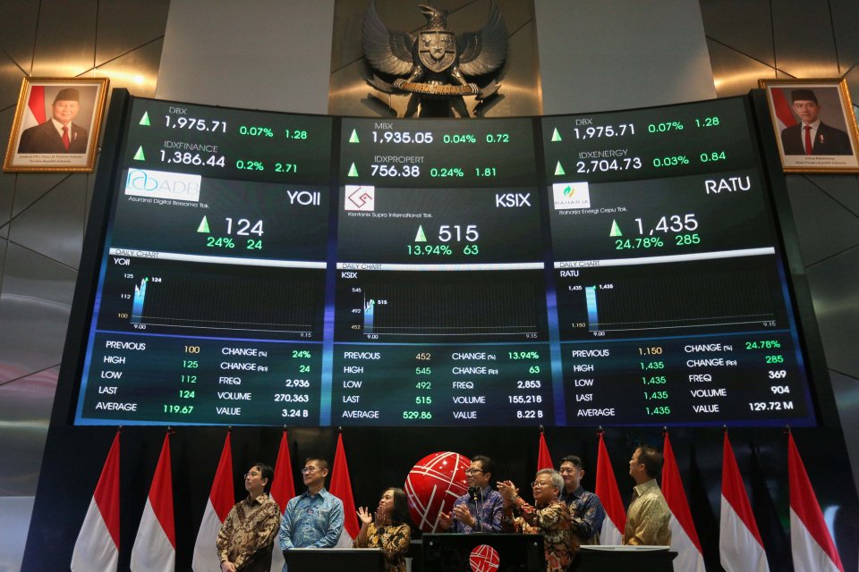 Harga saham emiten yang terafiliasi dengan suami Puan Maharani, Happy Hapsoro, yakni PT Raharja Energi Cepu (RATU) telah melejit hingga 521,74% sejak initial public offering (IPO) di Bursa Efek Indonesia (BEI) pada 8 Januari 2025. 