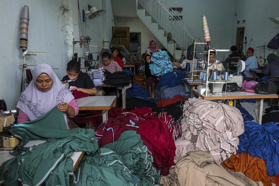 Pekerja menyelesaikan pembuatan kaus di salah satu konveksi di Kecamatan Petir, Kabupaten Serang, Banten, Jumat (10/1/2024). Kementerian Perindustrian menyambut baik rencana Kementerian Perdagangan merevisi Peraturan Menteri Perdagangan (Permendag) Nomor
