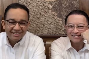 Tom Lembong berfoto bersama Anies Baswedan