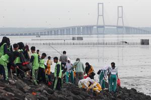 Aksi bersih-bersih pantai di Surabaya