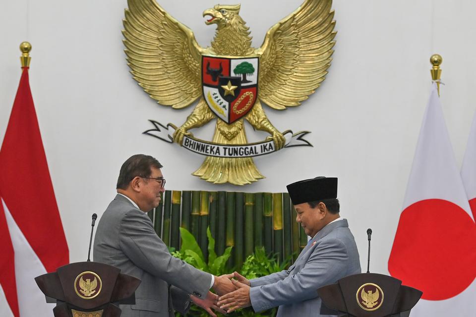 Presiden Prabowo Subianto (kanan) berjabat tangan dengan Perdana Menteri Jepang Shigeru Ishiba (kiri) usai melakukan pertemuan bilateral di Istana Bogor, Kota Bogor, Jawa Barat, Sabtu (11/1/2025). Kunjungan kenegaraan Perdana Menteri Shigeru Ishiba ke Bog