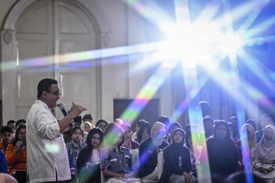 Mantan Gubernur DKI Jakarta Anies Baswedan (kiri) berdialog dengan peserta saat acara Belfos 4.0 di Gedung Konvensi TMPN Utama Kalibata, Jakarta, Sabtu (11/1/2025).