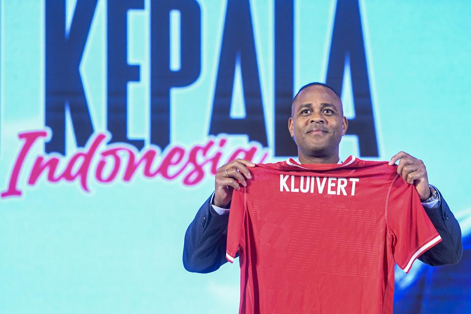 Pelatih Timnas Indonesia Patrick Kluivert menunjukkan jersey Timnas Indonesia yang bertuliskan namanya saat acara perkenalan Pelatih Baru Timnas Indonesia di Jakarta, Minggu (12/1/2025).