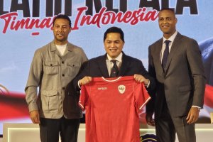 Asisten Pelatih Timnas Danny Landzaat, Ketua PSSI Erick Thohir, Pelatih Timnas Patrick Kluivert