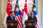 Perdana Menteri (PM) Malaysia Anwar Ibrahim dan PM Singapura Lawrence Wong