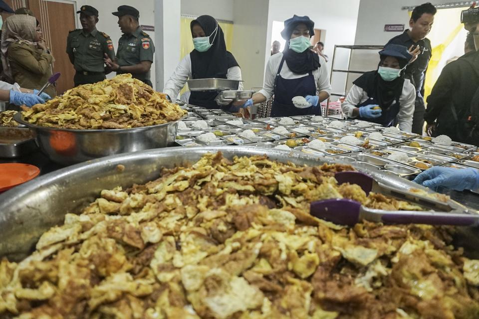 Pekerja menyiapkan makanan bergizi di dapur umum Satuan Pelayanan Pemenuhan Gizi (SPPG) wilayah Kodim 0736/Batang, Kabupaten Batang, Jawa Tengah, Senin (13/1/2025). 