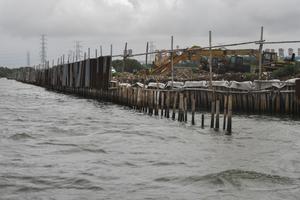 Pemagaran laut di pesisir Kabupaten Bekasi