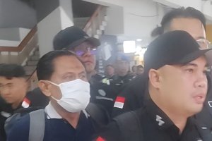 Mantan Ketua PN Surabaya Rudi Suparmono (masker putih) ditangkap Kejaksaan Agung. Foto: Antara