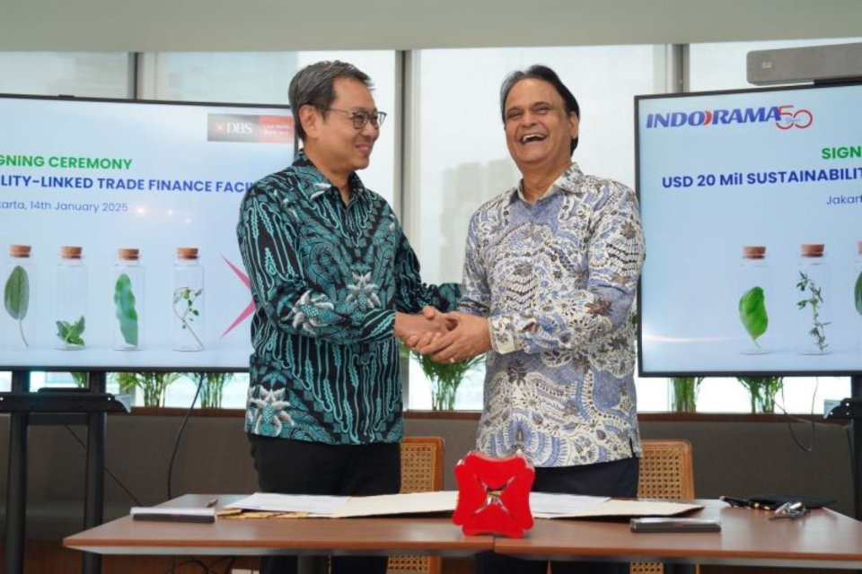 Presiden Direktur PT Bank DBS Indonesia Lim Chu Chong (kiri) dan Managing Director and Group Chief Financial Officer of Indorama Vishnu Baldwa menandatangani fasilitas kredit berbasis keberlanjutan Sustainability-Linked Trade Facility (SLTF) antara PT Ind