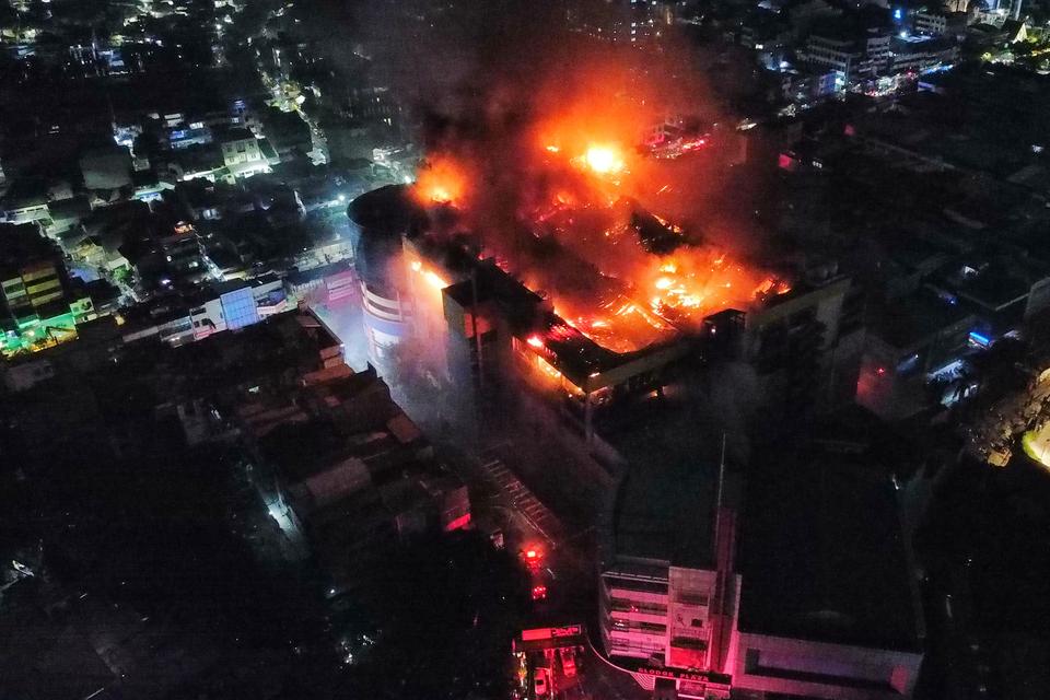 [Foto] Potret Pilihan Pekan Ini, Kebakaran Hanguskan Gedung Glodok Plaza