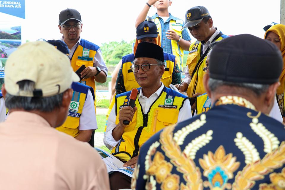 Menteri Pekerjaan Umum (PU) Dody Hanggodo (tengah) berbincang dengan perwakilan petani saat meninjau daerah irigasi di Bendung Bissua, Kabupaten Gowa, Sulawesi Selatan, Jumat (17/1/2025). Peninjauan tersebut untuk memastikan sistem irigasi di daerah itu b