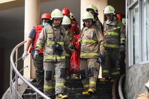 Evakuasi jenazah korban kebakaran Glodok Plaza Jakarta