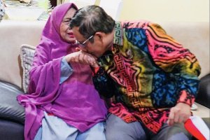 Ibu dari Mahfud MD, Siti Khadijah meninggal dunia pada Jumat (17/1).