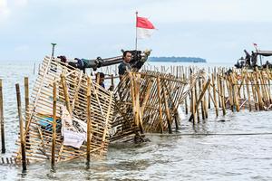 TNI AL dan nelayan bongkar pagar laut di Tangerang