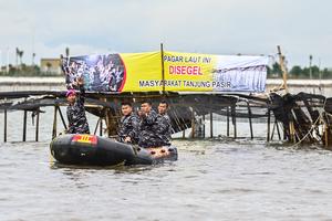 TNI AL dan nelayan bongkar pagar laut di Tangerang