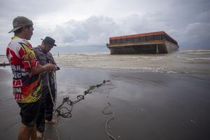 Tongkang terdampar di pesisir Indramayu