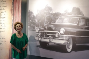 Istri keenam Presiden pertama Republik Indonesia Sukarno, Ratna Sari Dewi saat mengunjungi pameran arsip statis Sukarno di Gedung ANRI, Jakarta Barat.