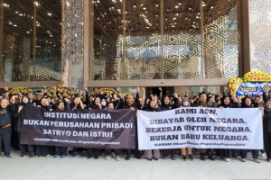 Unjuk rasa ratusan ASN Kementerian Pendidikan Tinggi, Sains, dan Teknologi (Kemdiktisaintek), Senin (20/1)