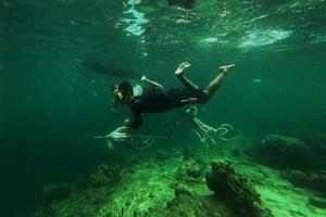 Suku Bajo berburu gurita di Selat Muna