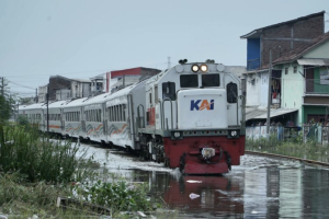 Perjalanan kereta terdampak banjir