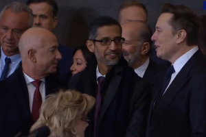 pendiri Amazon Jeff Bezos, CEO Google Sundar Pichai, dan CEO Tesla Elon Musk saat pelantikan Donald Trump