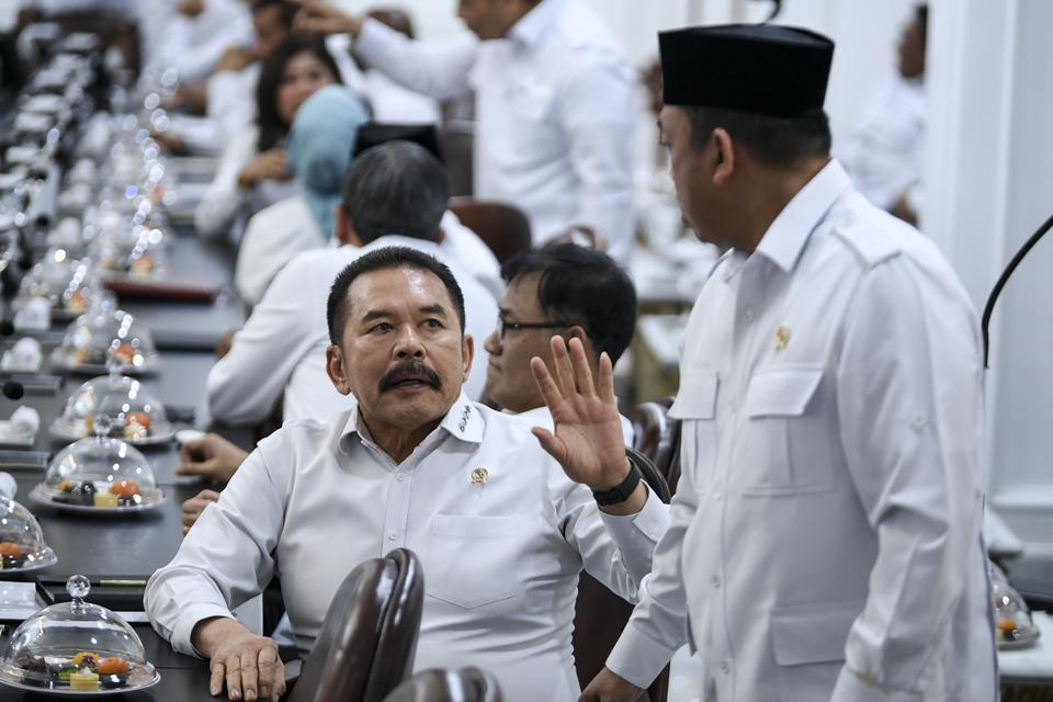 Jaksa Agung ST Burhanuddin (kiri) berbincang dengan Menteri ATR/Kepala BPN Nusron Wahid (kanan) sebelum mengikuti sidang kabinet paripurna yang dipimpin Presiden Prabowo Subianto di Kantor Presiden, Jakarta, Rabu (22/1/2025). 