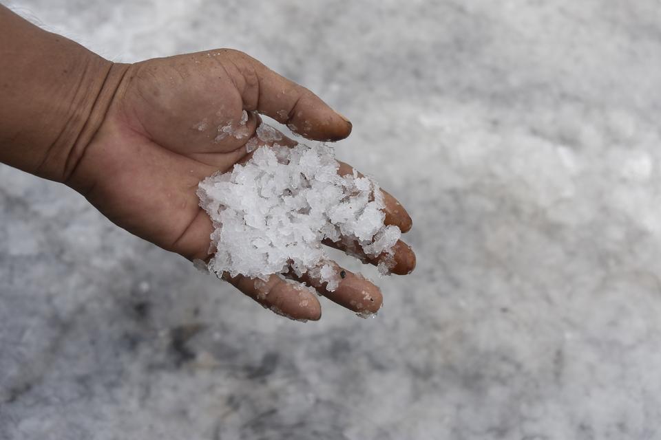 Petani dari kelompok Cipta Rasa Garam Madasri memperlihatkan hasil garam yang menggunakan teknologi tunnel geomembrane di Kecamatan Cimerak, Kabupaten Pangandaran, Jawa Barat, Kamis (23/1/2025). Pemerintah menghentikan impor komoditas garam untuk mencapai