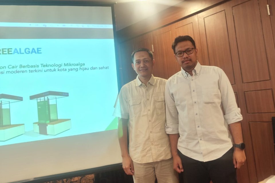 Direktur Utama PT Brigit Biofarmaka Teknologi (OBAT), Is Heriyanto bersama dengan Direktur Utama PT Algaepark Indonesia Mandiri (AIM), Muhammad Zusron dalam konfrensi pers, di Jakarta, Kamis (23/1).