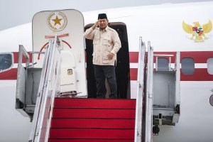 Presiden Prabowo Subianto memberi hormat sebelum bertolak ke India di Pangkalan TNI AU Halim Perdanakusama, Jakarta, Kamis (23/1/2025). 