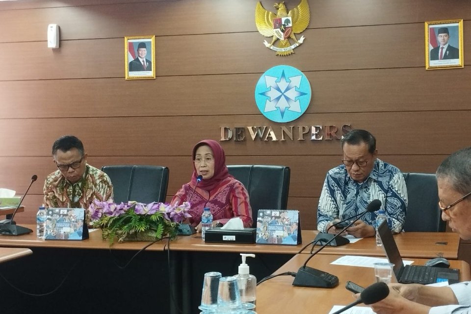Ketua Dewan Pers Ninik Rahayu (tengah) di Kantor Dewan Pers, Jumat (24/1).