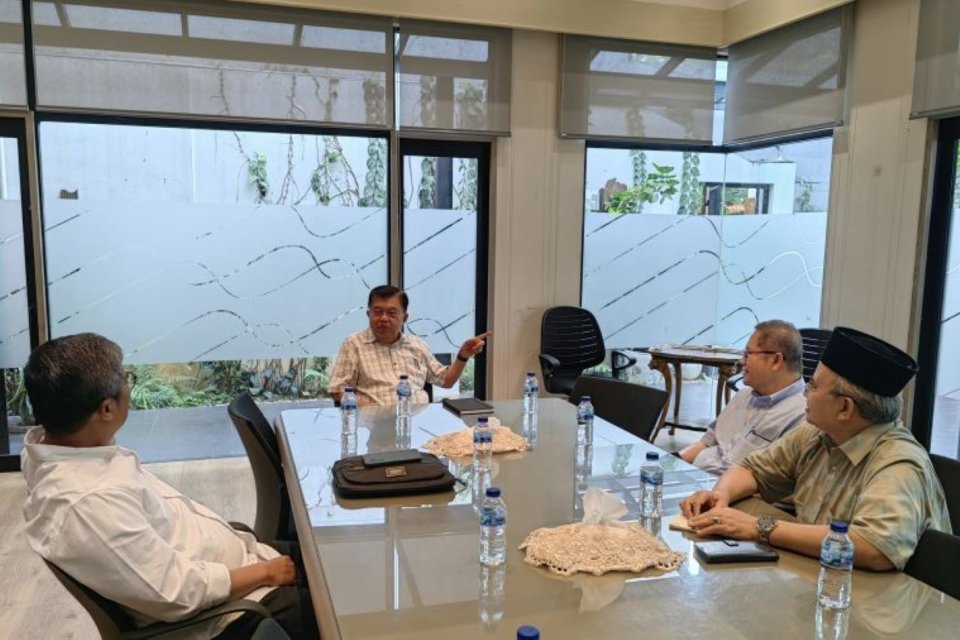 Ketua Umum DMI Jusuf Kalla (JK) memimpin rapat terbatas terkait rencana pembangunan 10 masjid di Gaza, Palestina, pascagencetan senjata, bertempat di kediaman pribadi JK, Jalan Brawijaya No 6 Kebayoran Baru Jakarta Selatan, Sabtu (25/1/2025).