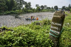 Tumpukan sampah di Sungai Citarum Lama