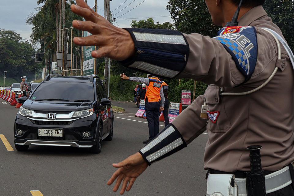 Petugas Mulai Berlakukan Sistem One Way Menuju Jakarta di Jalur Puncak