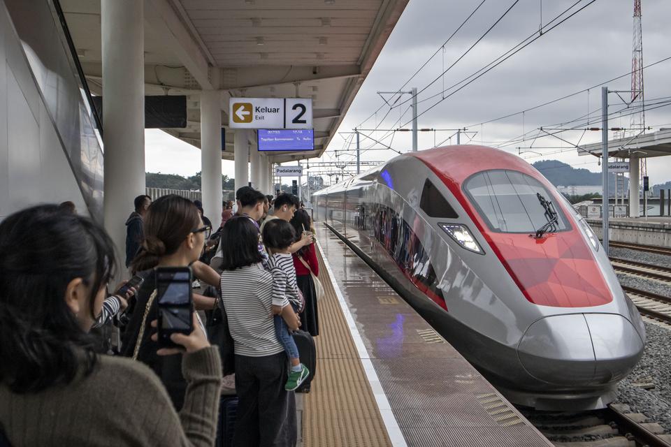 Sejumlah calon penumpang menunggu kedatangan kereta cepat Whoosh di peron Stasiun Whoosh Padalarang, Kabupaten Bandung Barat, Jawa Barat, Rabu (29/1/2025). PT. Kereta Cepat Indonesia China (KCIC) mencatatkan rekor baru jumlah penumpang harian terbanyak pa