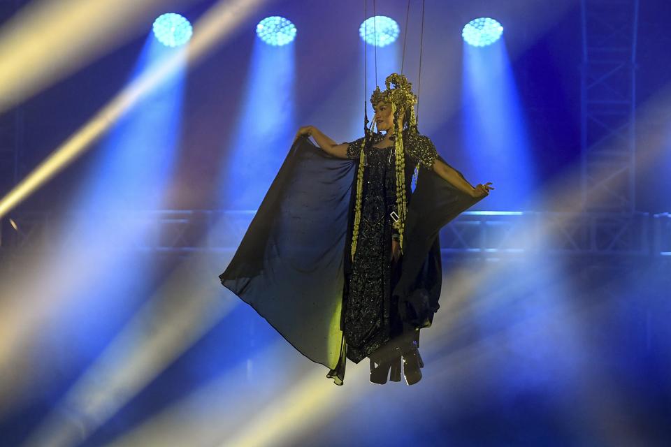 Penyanyi Yura Yunita menggunakan sling menuju panggung saat tampil pada konser yang bertajuk Bingah di Istora Senayan, Jakarta, Minggu (2/2/2025). Konser Bingah tersebut menjadi perayaan 10 tahun perjalanan Yura Yunita di industri musik tanah air.