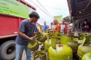 Antrean Warga Membeli LPG 3 kg