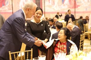 Presiden Kelima RI Megawati Soekarnoputri berbincang akrab dengan mantan Wakil Presiden Amerika Serikat Al Gore di Vatikan, Minggu (2/2/2025) malam. 