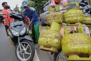 Antrean Warga Saat Membeli Gas LPG 3 Kilogram
