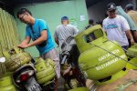 Antrean Warga Saat Membeli Gas LPG 3 Kilogram