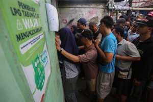 Antrean Warga Saat Membeli Gas LPG 3 Kilogram