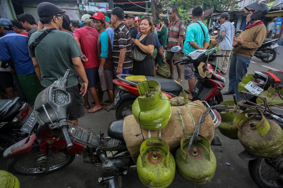 Antrean Warga Saat Membeli Gas LPG 3 Kilogram
