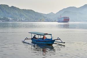 Jumlah penumpang yang datang dan berangkat di pelabuhan laut NTB