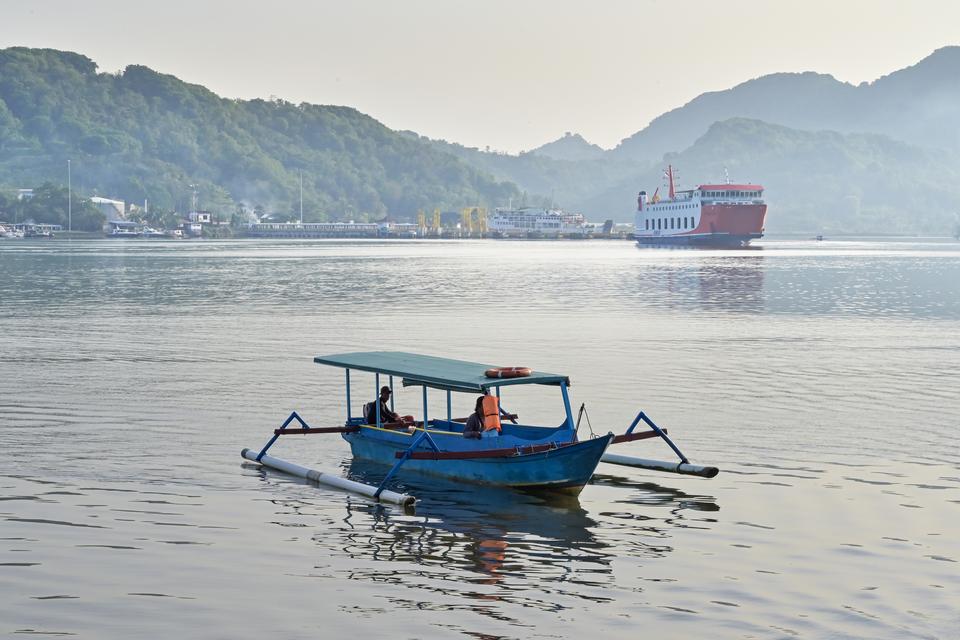 Kapal feri yang akan menuju Pulau Bali melintas di Pelabuhan Lembar, Kecamatan Lembar, Lombok Barat, NTB, Kamis (6/2/2025).