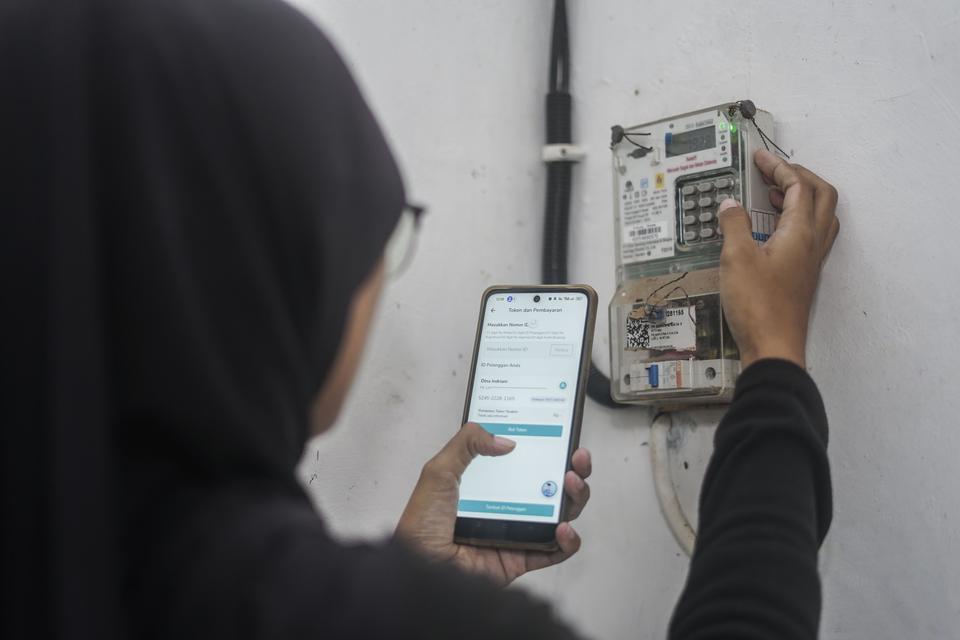 Seorang warga bersiap memasukkan nomor token listrik di Kabupaten Batang, Jawa Tengah, Kamis (6/2/2025). Kepala Kantor Perwakilan Bank Indonesia Jateng Rahmat Dwisaputra menyebutkan kebijakan diskon tarif listrik sebesar 50 persen kepada rumah tangga pela