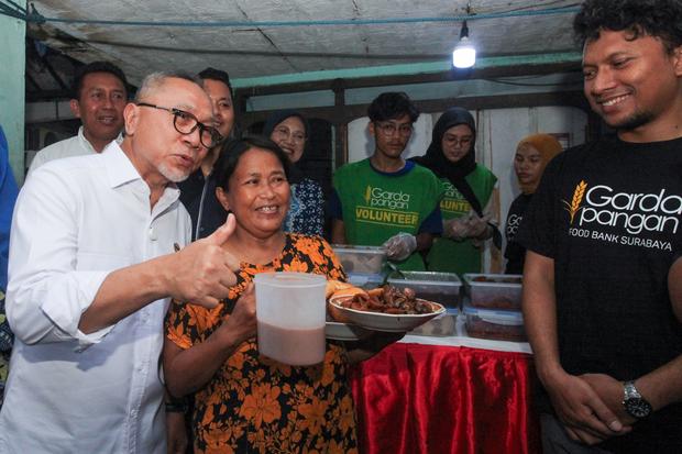 Pembagian makanan gratis di Surabaya