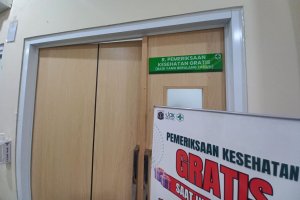 Pemeriksaan kesehatan gratis di Puskesmas Pasar Minggu, Jakarta Selatan, Senin (10/2). 