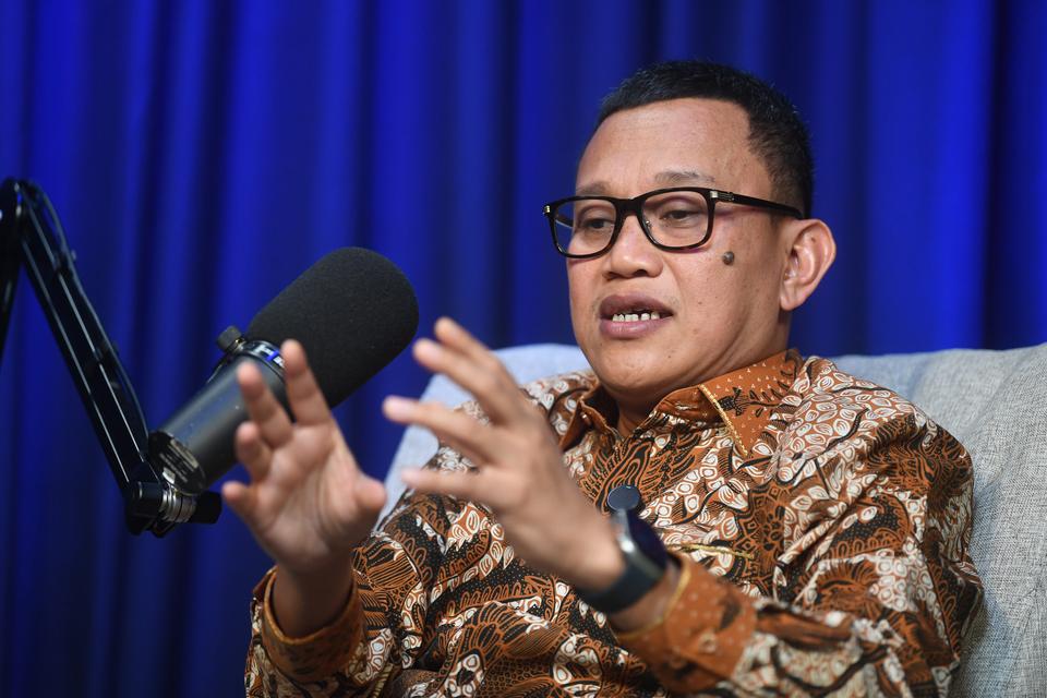 Menteri Pelindungan Pekerja Migran Indonesia Abdul Kadir Karding menjawab pertanyaan saat sesi wawancara khusus bersama Antara di Antara Heritage Center, Jakarta, Selasa (11/2/2025).